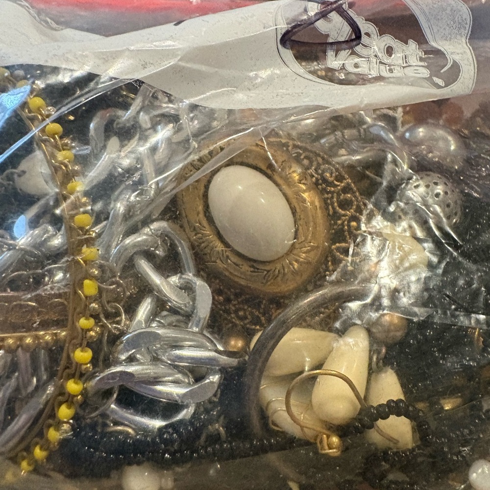 Mixed lot of unsearched vintage/modern jewelry, wearable & craftable. Bag #44 - Picture 2 of 4